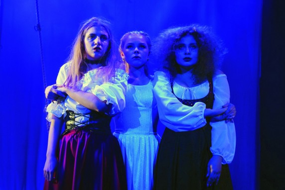 Слева направо: Гонерилья (Марина Афанасьева), Корделия (Елизавета Успенская), Регана (Кристина Казарова)